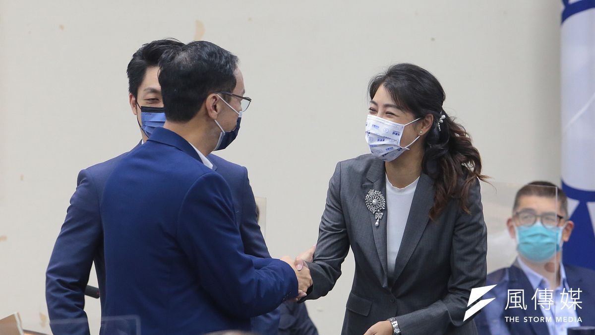 國民黨立委許淑華(右)遭指論文涉抄襲,民進黨中央2日呼籲許淑華向大眾說清楚。(資料照,顏麟宇攝) 國民黨立委許淑華(右)遭指論文涉抄襲,民進黨中央2日呼籲許淑華向大眾說清楚。(資料照,顏麟宇攝)