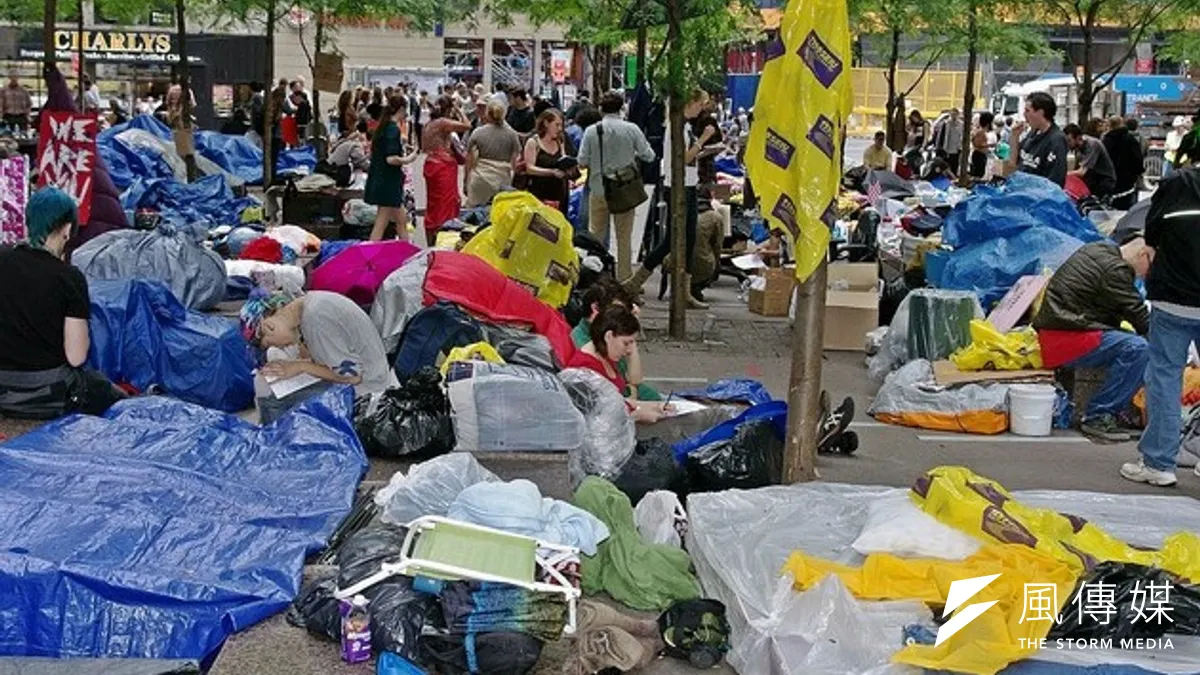 占領華爾街運動是為了抗議貧富差距擴大,抗議那「1%」;台灣的最高所得的1%家庭所得是1018萬元。(取自維基百科) 占領華爾街運動是為了抗議貧富差距擴大,抗議那「1%」;台灣的最高所得的1%家庭所得是1018萬元。(取自維基百科)