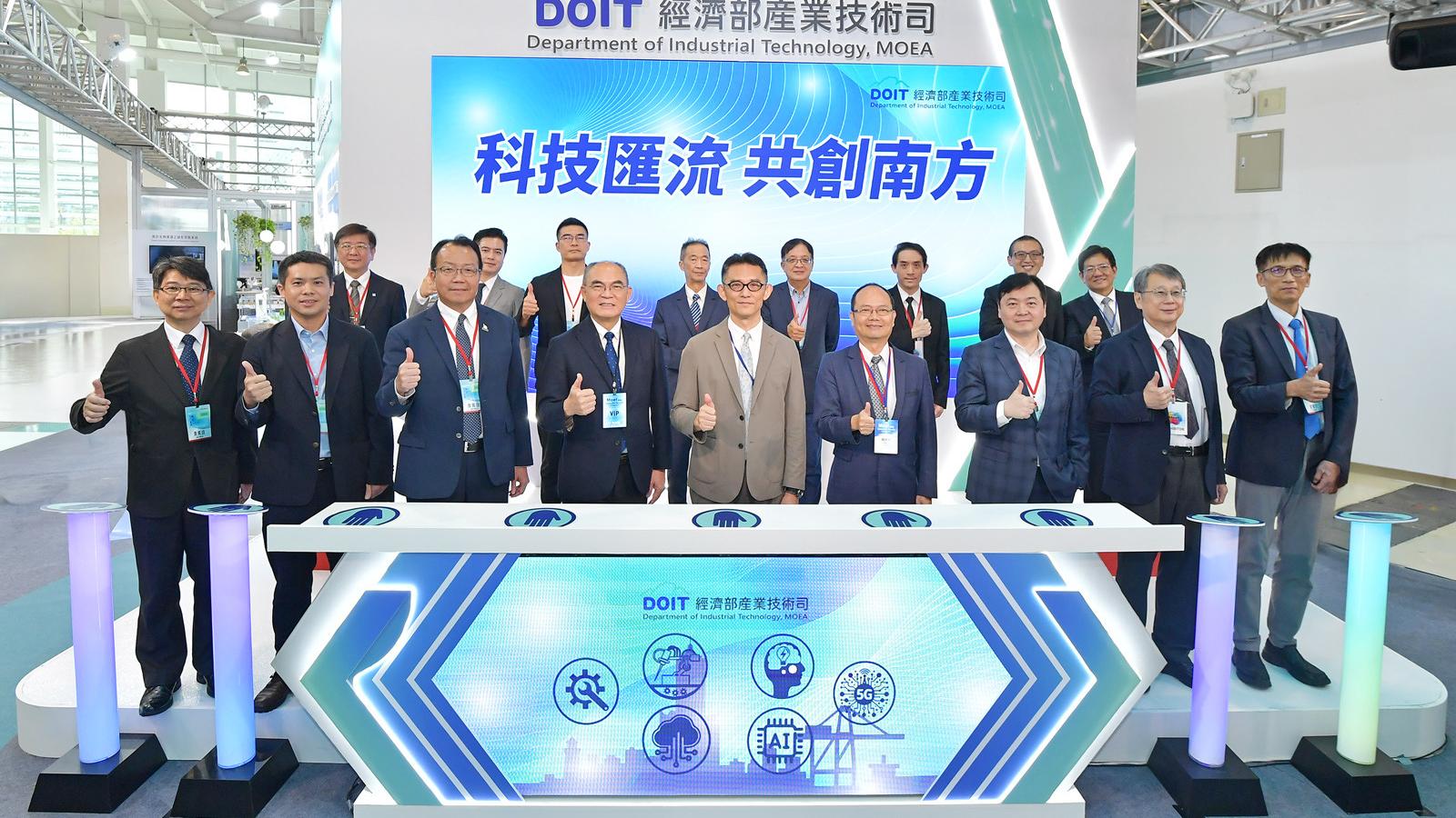 踩下去竟會向兩側撐開!鞋技中心拉脹科技前進亞灣新創展搶攻減壓用品新商機