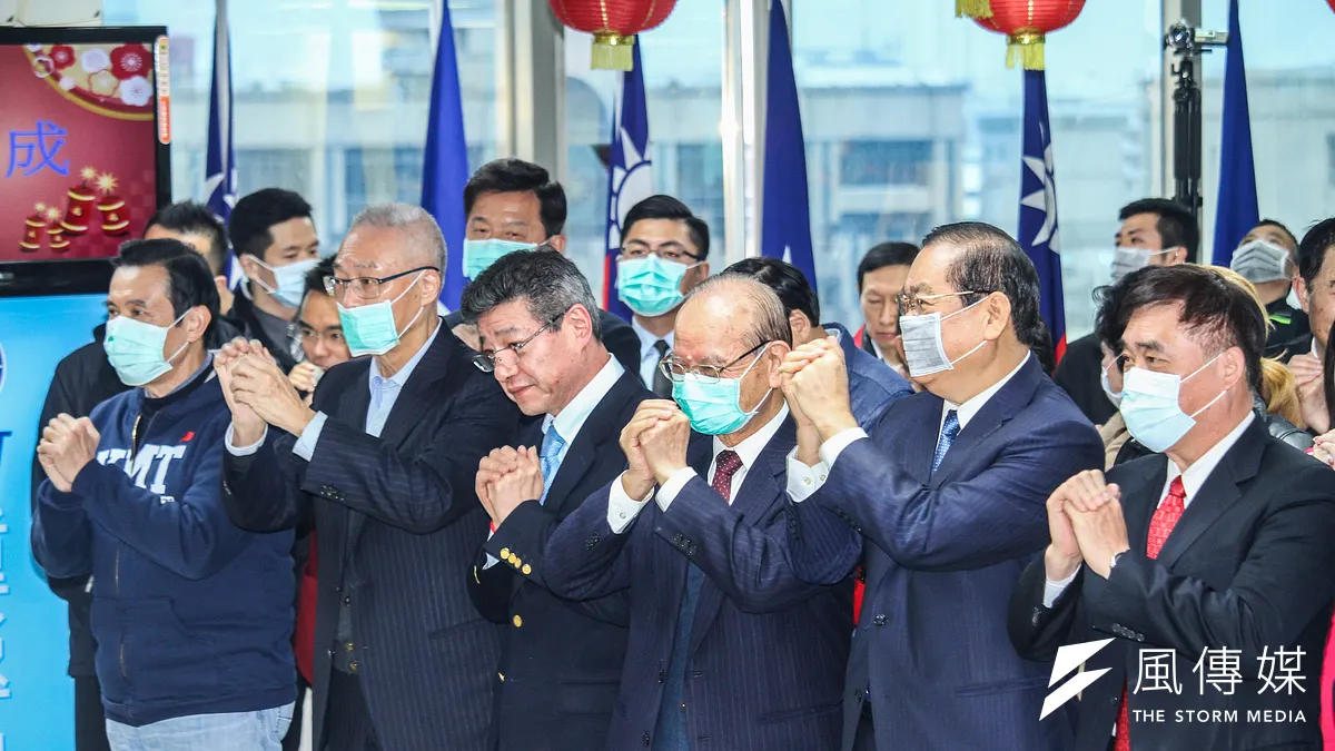 國民黨代理主席林榮德(前左三)主持國民黨新春團拜,左起為兩位前主席馬英九、吳敦義。(蔡親傑攝) 國民黨代理主席林榮德(前左三)主持國民黨新春團拜,左起為兩位前主席馬英九、吳敦義。(蔡親傑攝)