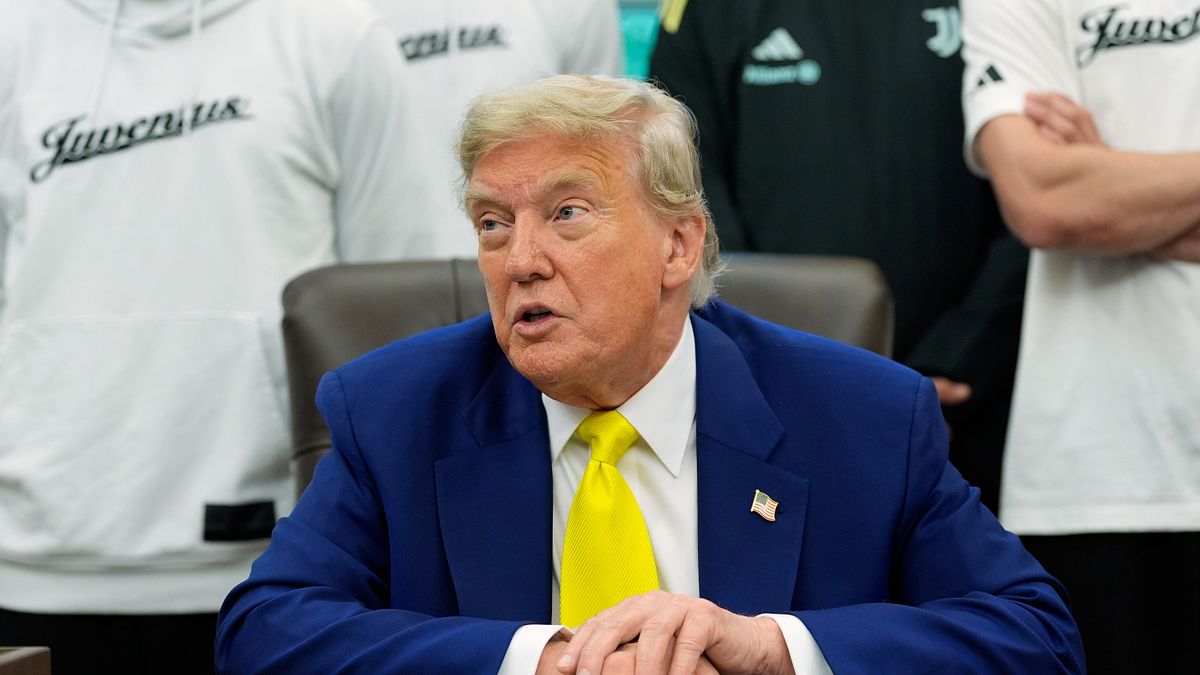 美國總統川普解釋禁止伊朗使用核武時表示,「看,這很簡單,不複雜。伊朗不能擁有核武器。除此之外,我希望他們成功。我希望他們壯大。我們會幫助他們成功。我們會與他們貿易。我們會做任何必要的事情。」(資料照,美聯社) 美國總統川普解釋禁止伊朗使用核武時表示,「看,這很簡單,不複雜。伊朗不能擁有核武器。除此之外,我希望他們成功。我希望他們壯大。我們會幫助他們成功。我們會與他們貿易。我們會做任何必要的事情。」(資料照,美聯社)