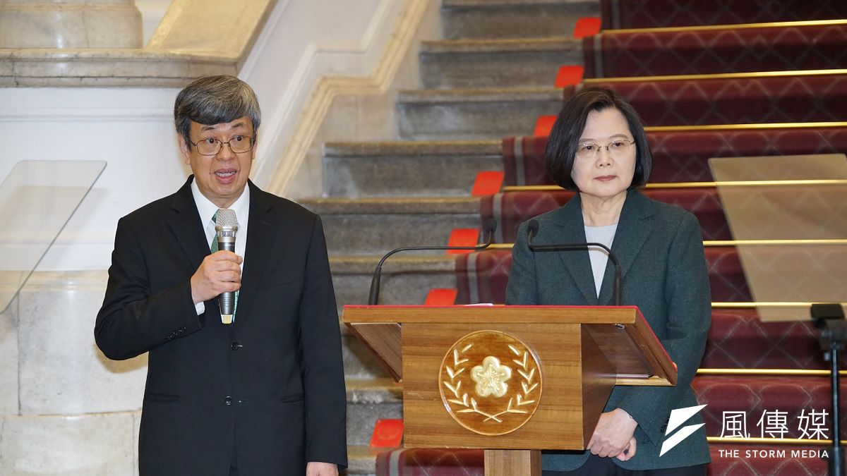 陳建仁(左)雖然卸任副總統,但對台灣疫情相關決策,卻有重要影響力,更是總統蔡英文(右)4月6日召開官邸會議時參與討論的關鍵人物。(資料照,盧逸峰攝)。(盧逸峰攝) 陳建仁(左)雖然卸任副總統,但對台灣疫情相關決策,卻有重要影響力,更是總統蔡英文(右)4月6日召開官邸會議時參與討論的關鍵人物。(資料照,盧逸峰攝)。(盧逸峰攝)