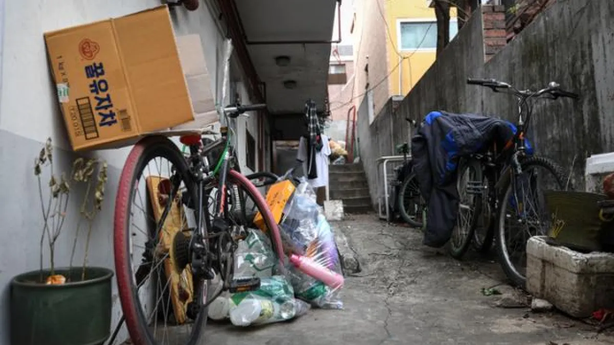 韓國60歲露宿者陳屍家中已5個月才被發現,究竟為何在這段期間沒人關心過她、發現她早已死亡?(圖/取自國民日報)
