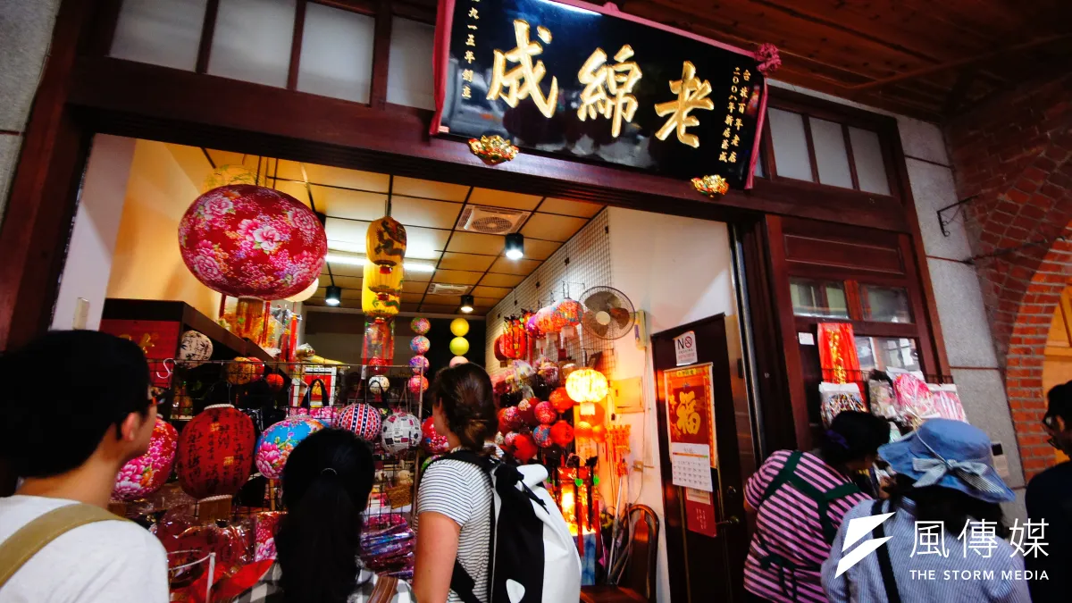 老綿成燈籠店,是日本部落客大力推薦的台灣必遊景點(圖/陳伯璿攝影)