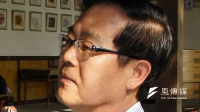 南投縣長李朝卿午將赴內政部2度遞交復職申請書,並動員10台遊覽車北上,逼內政部「就範」的意味濃厚。(取自維基百科)