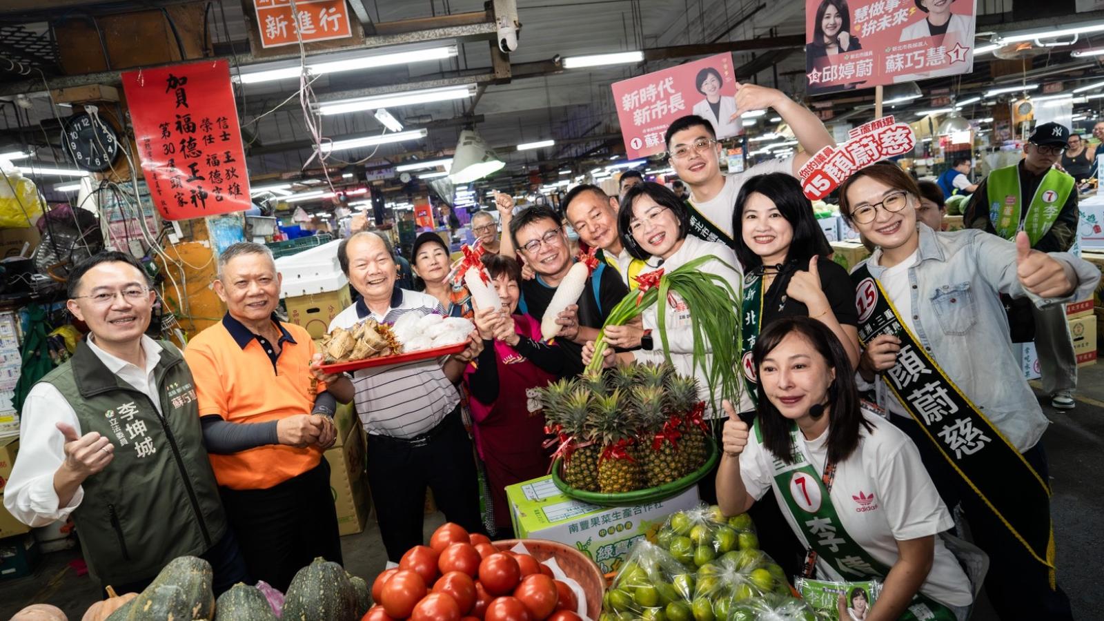 選戰倒數30天!蘇巧慧清晨5點搶攻三重果菜市場 攤商送68公分甘蔗祝「節節高升」