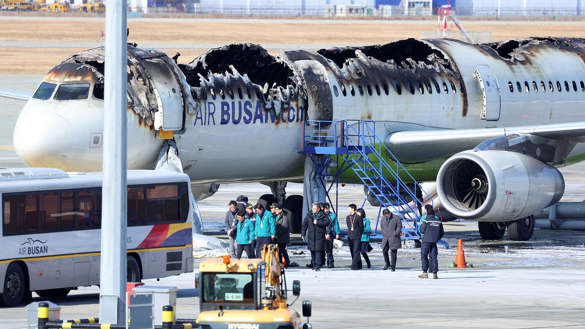 南韓釜山航空客機在金海機場發生火災,造成機身大面積被焚毀。(美聯社) 南韓釜山航空客機在金海機場發生火災,造成機身大面積被焚毀。(美聯社)