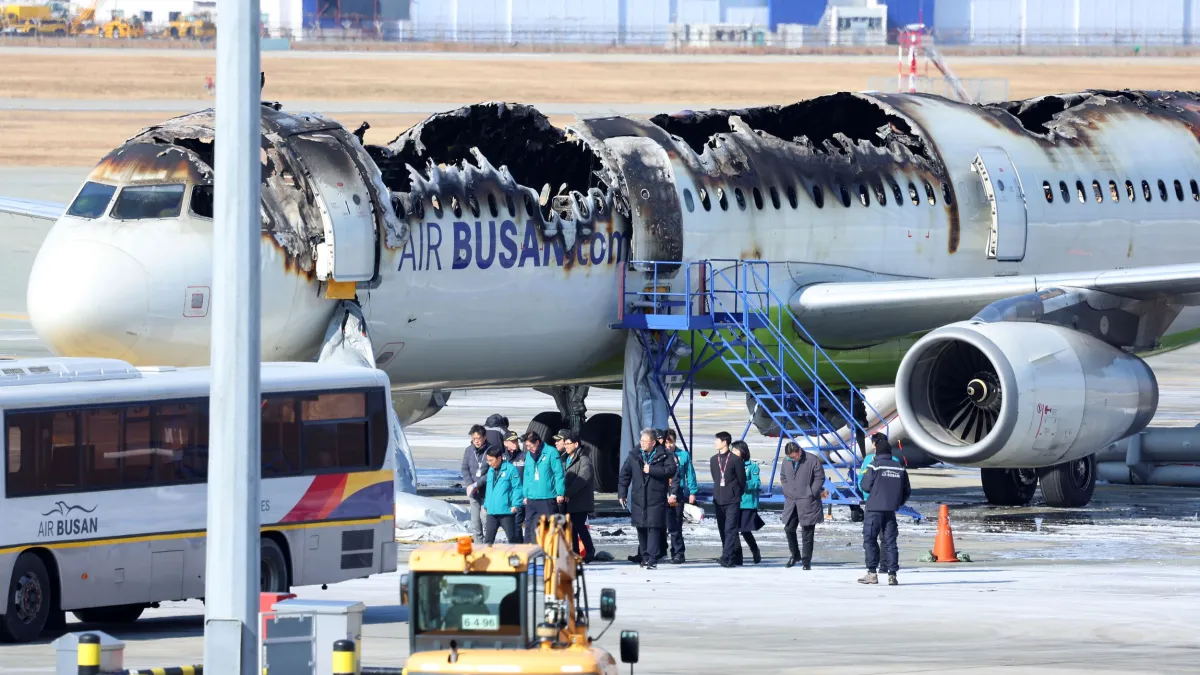 南韓釜山航空客機在金海機場發生火災,造成機身大面積被焚毀。(美聯社)