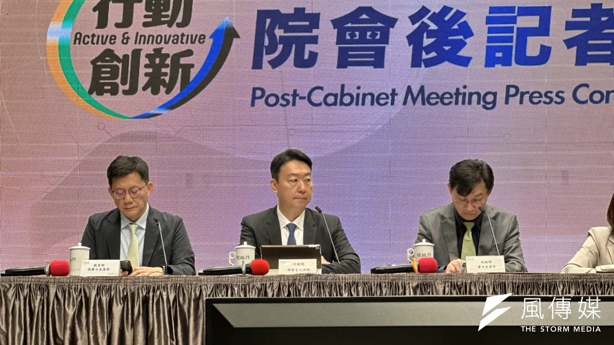 行政院15日舉行院會後記者會,宣布即日起成立體育暨運動發展部籌備小組,教育部次長張廖萬堅(左起)、行政院發言人陳世凱、內政部次長董建宏出席。(羅立邦攝)