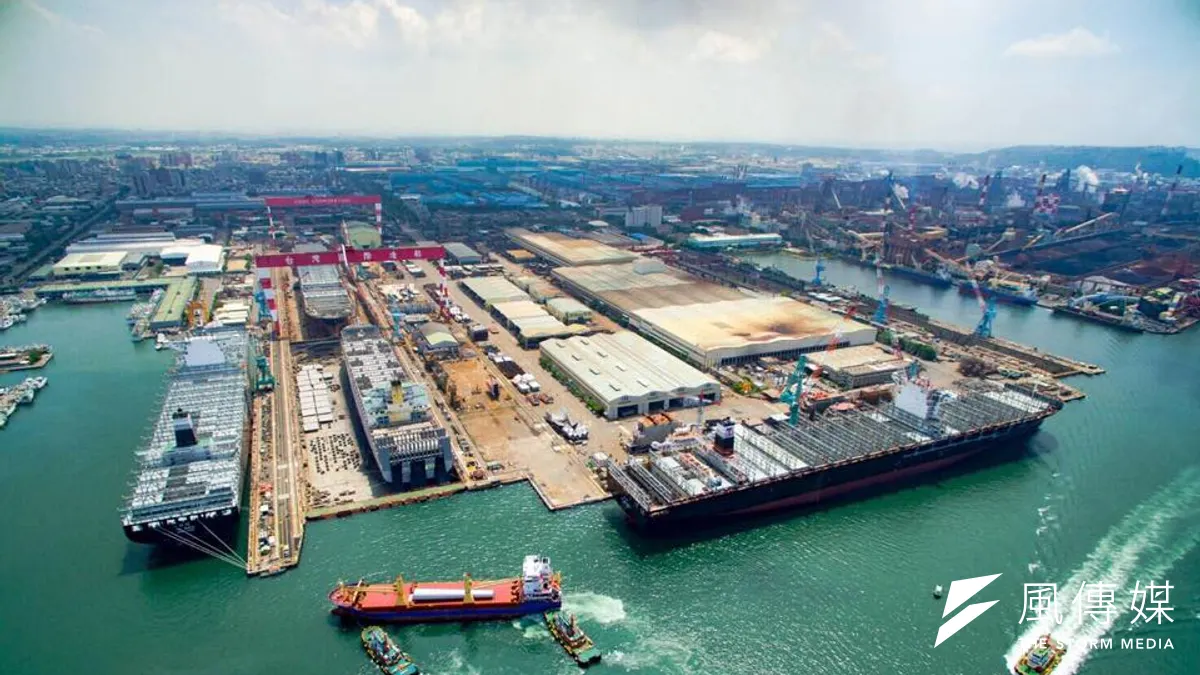 苗栗竹南離岸風機組裝工程,上緯公司船高雄組裝碼頭進行作業。(資料照,取自蔡朝陽臉書)