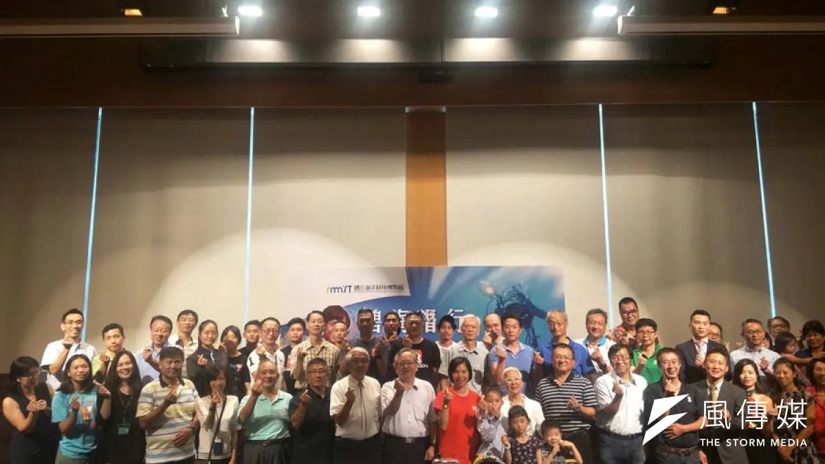 蘇焉教授的學生到場見證捐贈儀式。(圖/記者張毅攝).jpg
