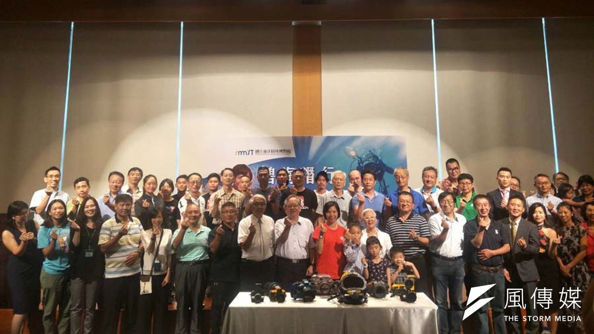 蘇焉教授的學生到場見證捐贈儀式。(圖/記者張毅攝).jpg 蘇焉教授的學生到場見證捐贈儀式。(圖/記者張毅攝).jpg