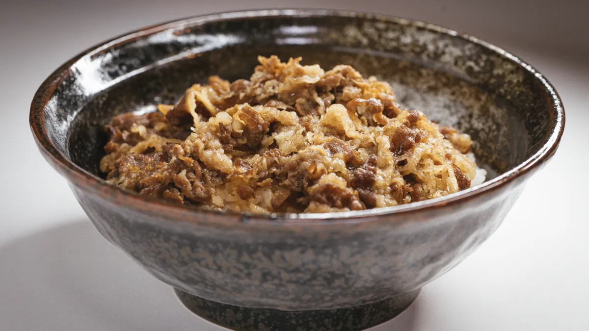 從牛丼到烏龍麵,七味唐辛粉可說是日本人最家常的調味料(圖片來源:nippon.com)