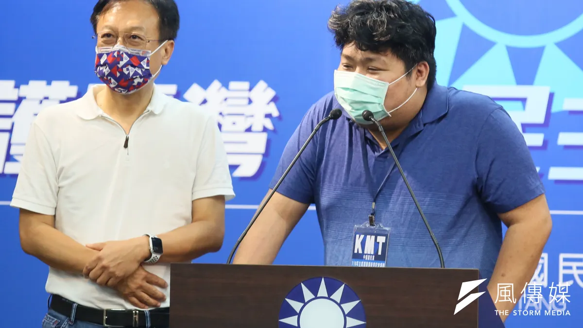 前彰化縣長卓伯源(左)17日由網紅統神張嘉航(右)陪同登記參選國民黨主席。(柯承惠攝)