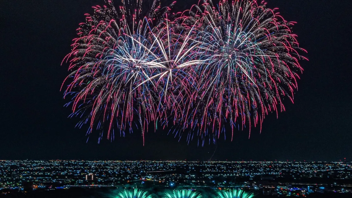 雲林虎尾高鐵特定區試放國慶焰火,1200多發煙火點亮雲林夜空。(圖/雲林縣政府提供)