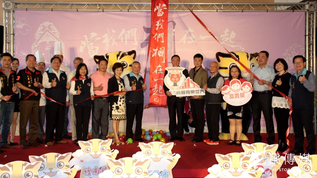 縣長、立委(右三)為桐花婚禮活動宣傳。(圖/許占鳳攝)
