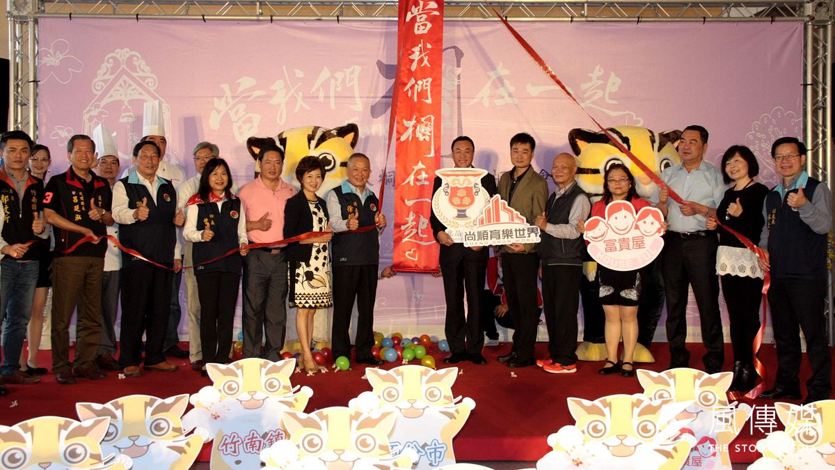 縣長、立委(右三)為桐花婚禮活動宣傳。(圖/許占鳳攝) 縣長、立委(右三)為桐花婚禮活動宣傳。(圖/許占鳳攝)