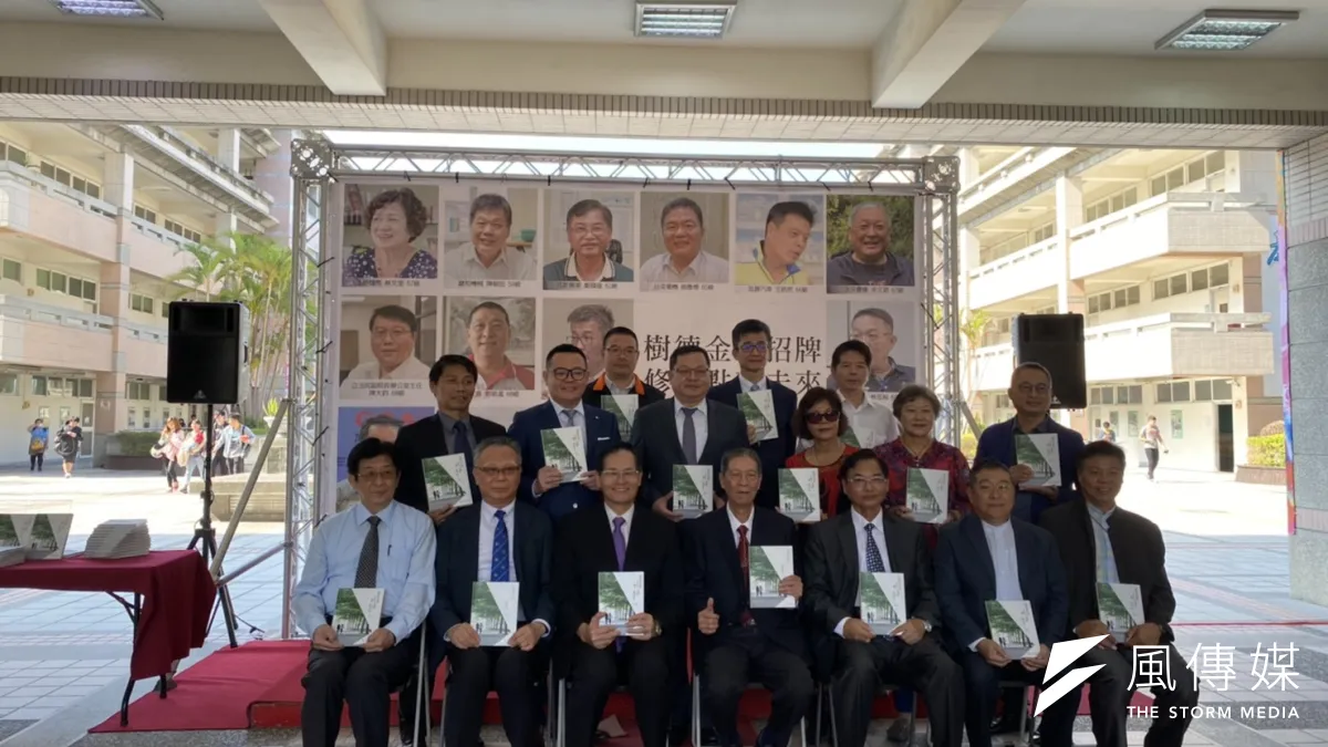 修平科大舉行校友專刊新書發表會。(圖/王秀禾攝)