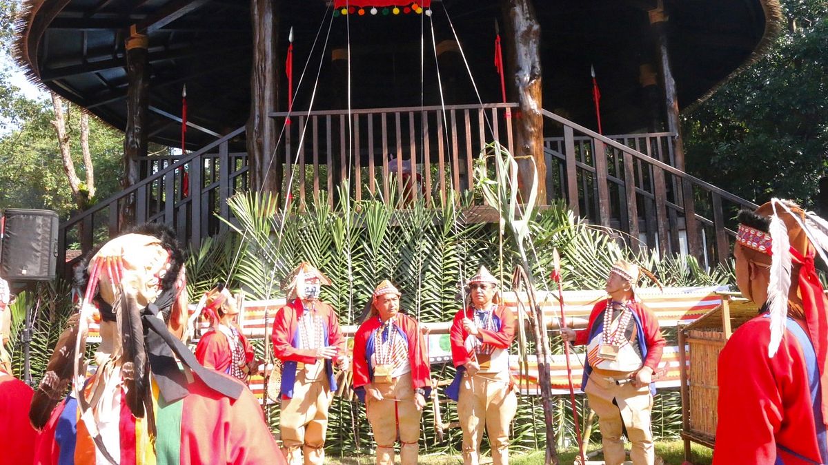 高市府秘書長郭添貴與卡那卡那富族耆老,至男子聚會所參加揭牌儀式,並灑下喜糖分享給族人,大人小孩蜂擁而上搶著接受祝。(圖/高市原民會提供) 高市府秘書長郭添貴與卡那卡那富族耆老,至男子聚會所參加揭牌儀式,並灑下喜糖分享給族人,大人小孩蜂擁而上搶著接受祝。(圖/高市原民會提供)