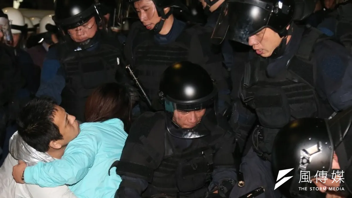 凌晨3時行政院周邊漸次淨空,警方向行政院正門推進。(吳逸驊攝)