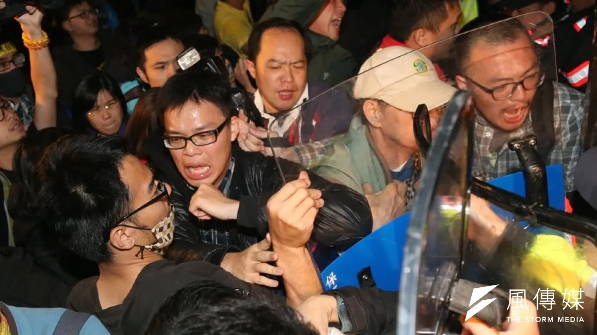 24日凌晨1點45分,員警從後門進入行政院,並把留駐在行政院的記者群推出行政院辦公樓。(吳逸驊攝)