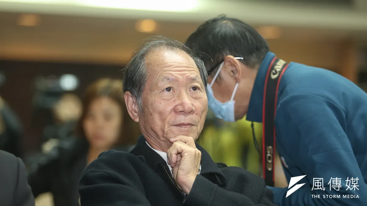 台灣民意基金會28日公布最新民調,高達6成民眾對蔡政府拚經濟表現不滿意,對此前綠委簡錫堦直言,面對經濟前景,「蔡英文心中沒有方向!」 。(陳明仁攝