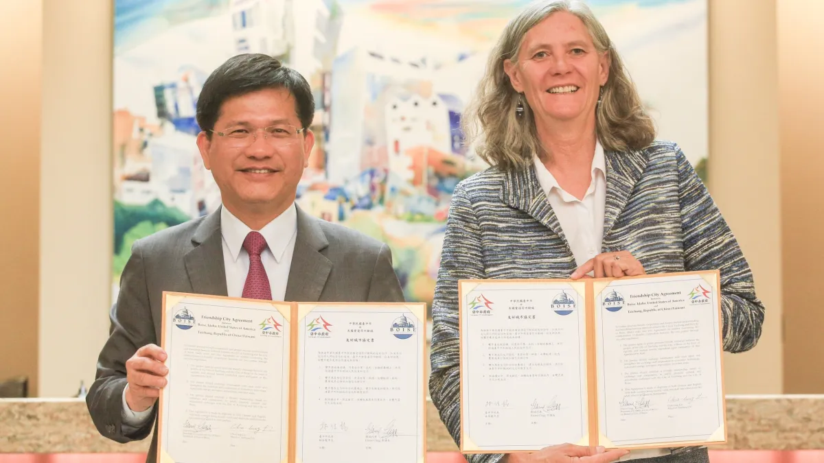 台中市長林佳龍與美國愛達荷州首府樹城副市長Elaine Clegg簽署友好城市協定書。(圖/台中市政府提供)