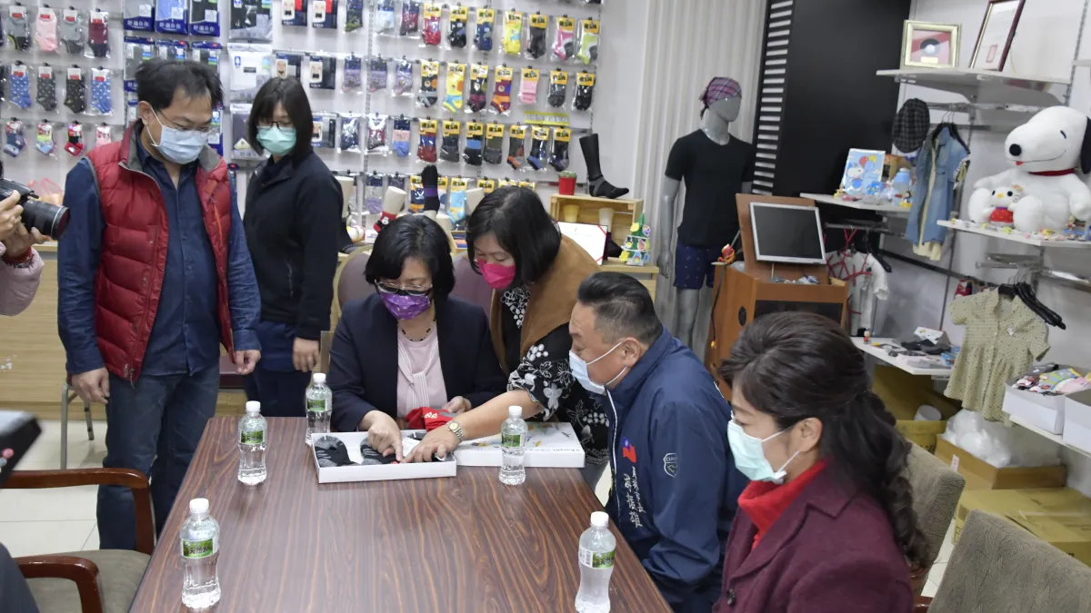 彰化縣長王惠美前往員林參觀已經經營超過70年的在地棉襪品牌公司-得展棉業。(圖/彰化縣政府提供)
