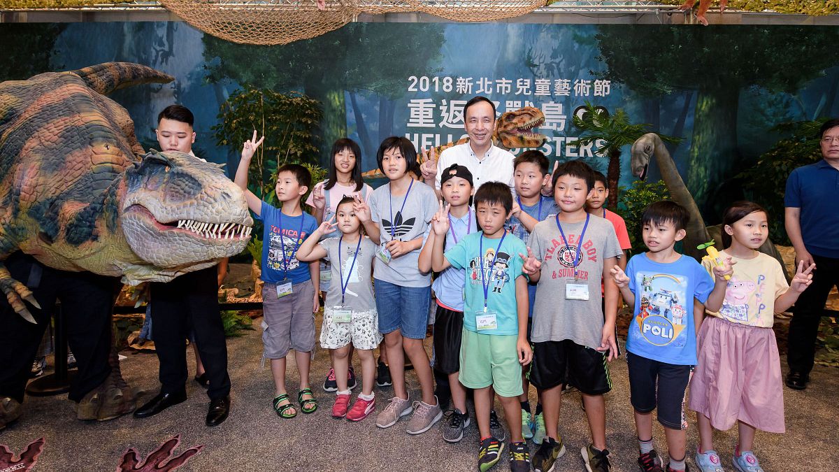 新北市長朱立倫與來自萬里、金山、石門、三芝共9所國小60餘名學童搶先體驗新北兒童藝術節。(圖/新北市文化局提供) 新北市長朱立倫與來自萬里、金山、石門、三芝共9所國小60餘名學童搶先體驗新北兒童藝術節。(圖/新北市文化局提供)