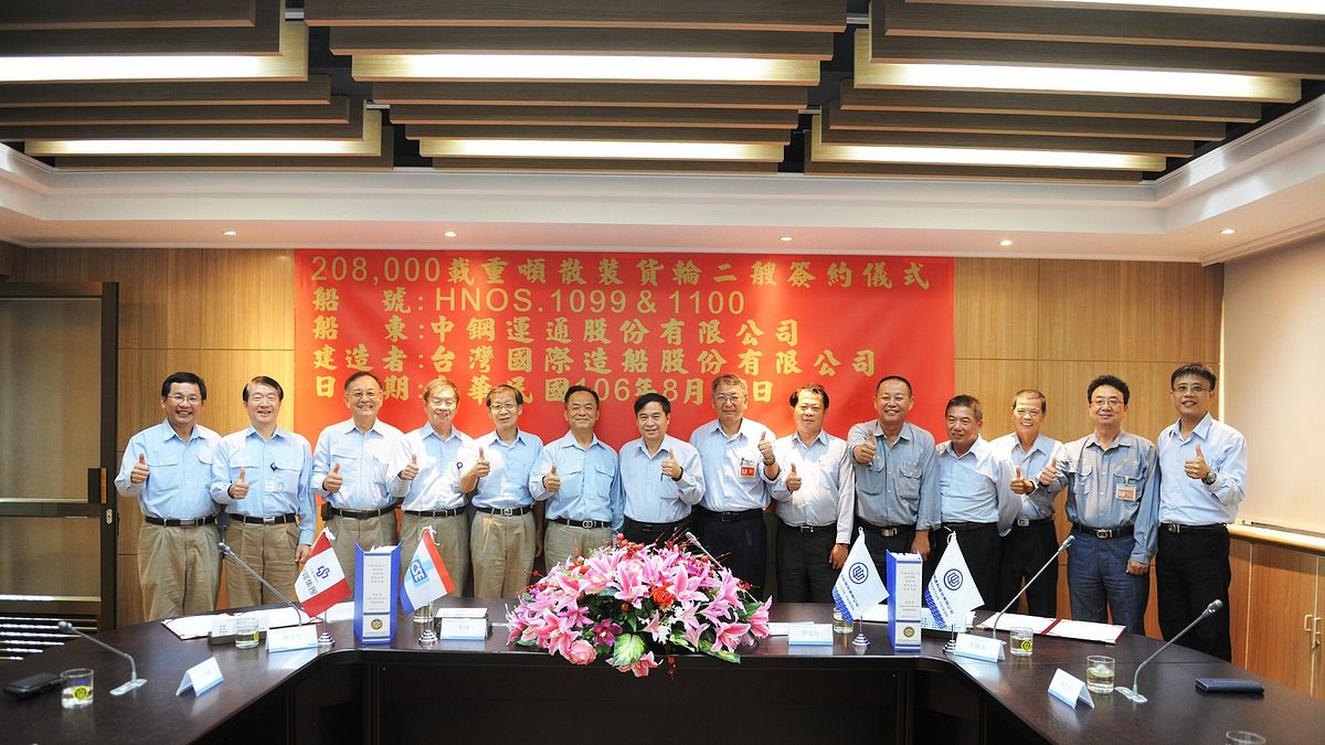 中鋼公司、中運公司及台船公司等參與簽約儀式人員合照(圖/中鋼公司提供) 中鋼公司、中運公司及台船公司等參與簽約儀式人員合照(圖/中鋼公司提供)