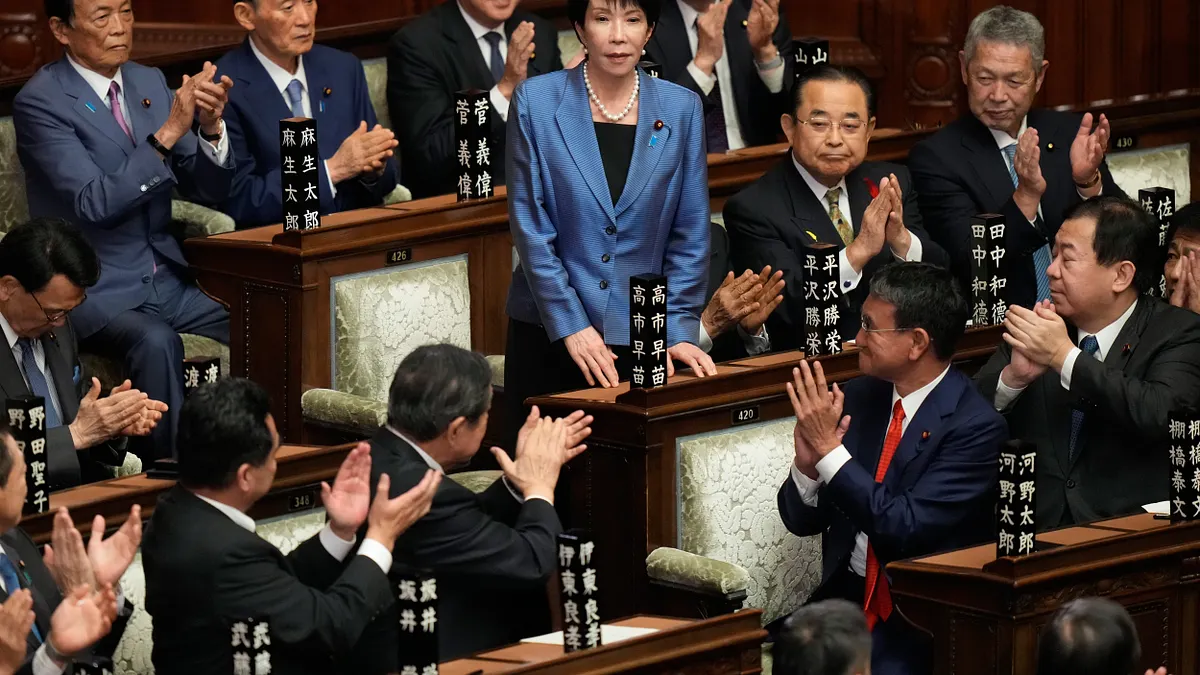 史上初の女性首相誕生。自民党総裁の高市早苗氏は21日の臨時国会の首相指名選挙で、衆院1回目投票で237票を獲得し第104代首相に選出。新内閣の布陣と今後の政策方針に注目が集まっている。(写真/AP通信) 史上初の女性首相誕生。自民党総裁の高市早苗氏は21日の臨時国会の首相指名選挙で、衆院1回目投票で237票を獲得し第104代首相に選出。新内閣の布陣と今後の政策方針に注目が集まっている。(写真/AP通信)