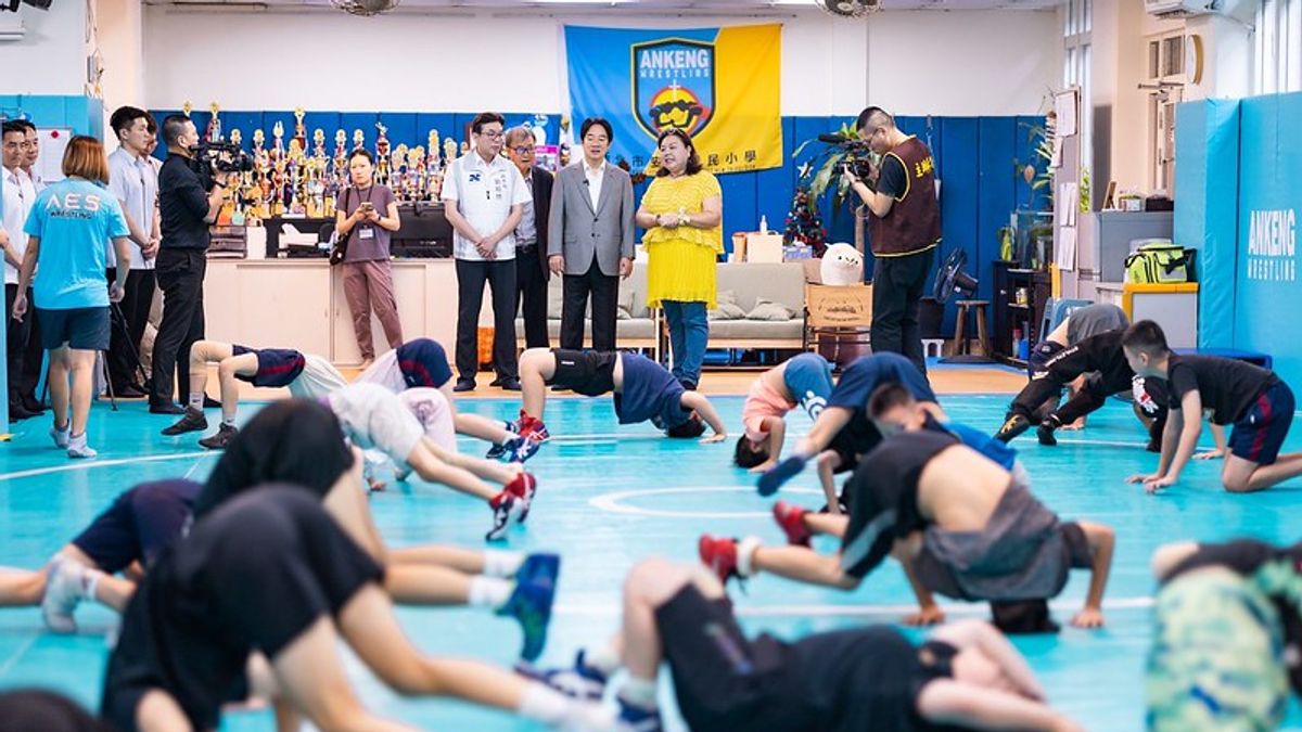 總統賴清德27日到安坑國小觀看角力隊訓練,並承諾將為整隊送上新鞋。(總統府提供) 總統賴清德27日到安坑國小觀看角力隊訓練,並承諾將為整隊送上新鞋。(總統府提供)