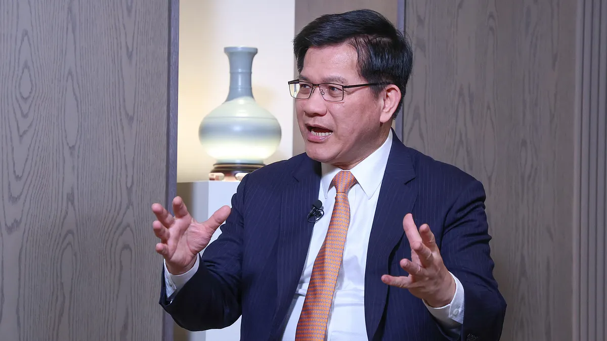 外交部長林佳龍接受《風傳媒》網路節目《下班國際線》專訪,談及兩岸議題時金句連發,稱台灣也可以立法,協助想「回去」的人回去。(顏麟宇攝) 外交部長林佳龍接受《風傳媒》網路節目《下班國際線》專訪,談及兩岸議題時金句連發,稱台灣也可以立法,協助想「回去」的人回去。(顏麟宇攝)