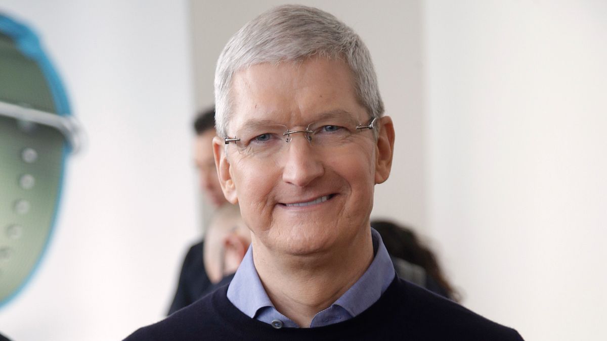 蘋果新產品越來越貴,不少果粉可能經濟上會「追趕不及」,圖為庫克展示新一代的iPad。(美聯社) 蘋果新產品越來越貴,不少果粉可能經濟上會「追趕不及」,圖為庫克展示新一代的iPad。(美聯社)