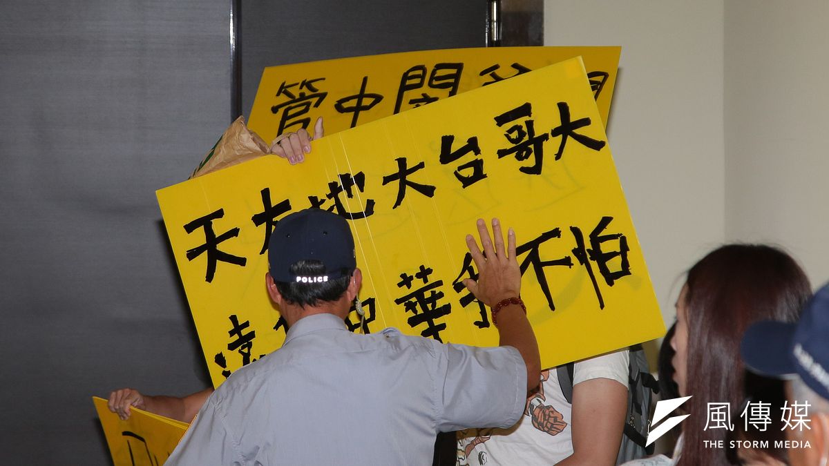 台大12日召開臨時校務會議,反管學生到場抗議遭校警制止。(顏麟宇攝) 台大12日召開臨時校務會議,反管學生到場抗議遭校警制止。(顏麟宇攝)