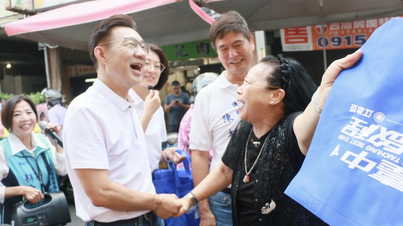 一包喉糖傳遞鄉親心意 江啟臣豐原掃街:把支持化為服務動力
