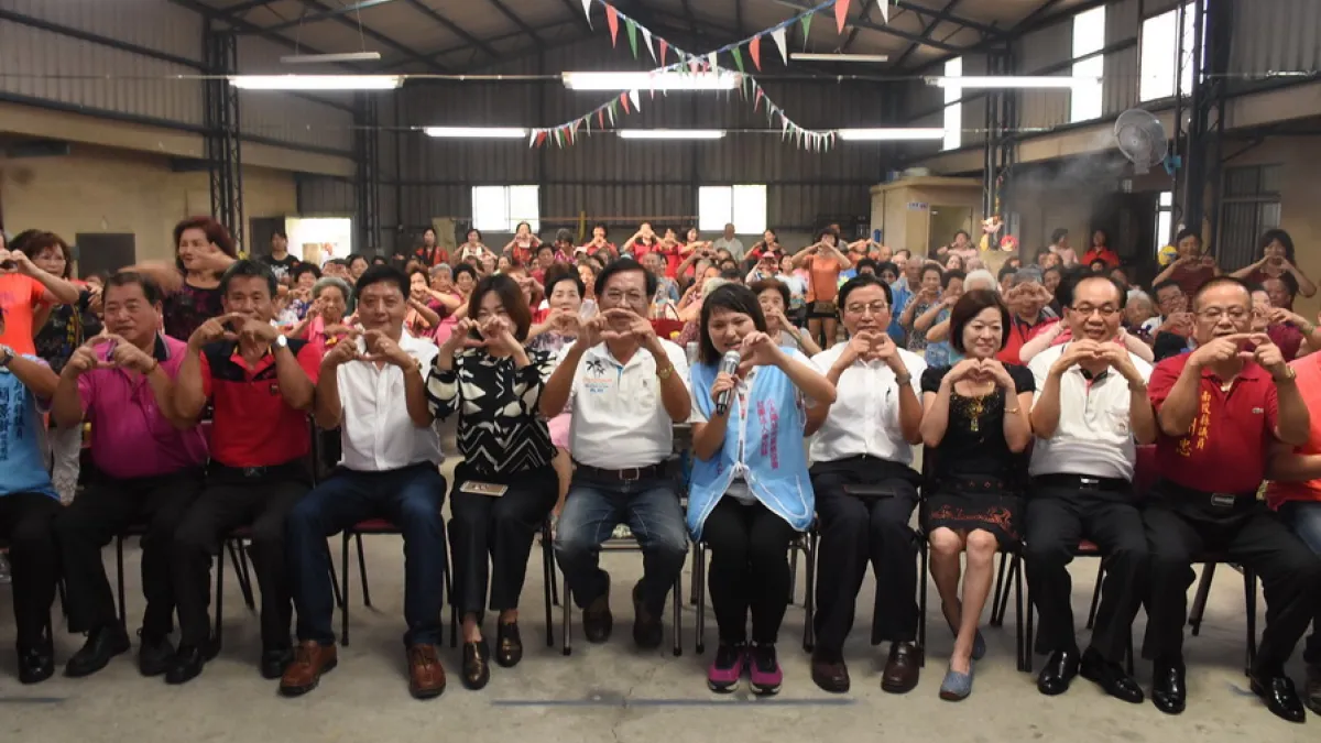 草屯小太陽旭升關懷協會慶團圓賀中秋DIY月餅活動,邀在地老人自己動手做月餅。(圖/南投縣政府提供)