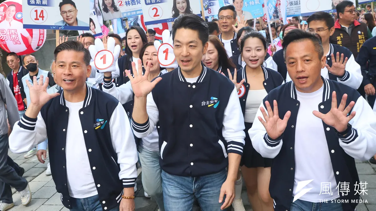 現任市長蔣萬安(中)在2022年競選時,曾批前市長柯文哲社宅興建速度太慢,承諾上任後加速推動。(顏麟宇攝)