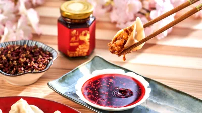花椒的麻、辣椒的辣,漢方中藥的不慍不火完美結合,一入口麻感不斷撞擊口腔太令人上癮!(圖/取自鳳凰頂級花椒辣油官網)