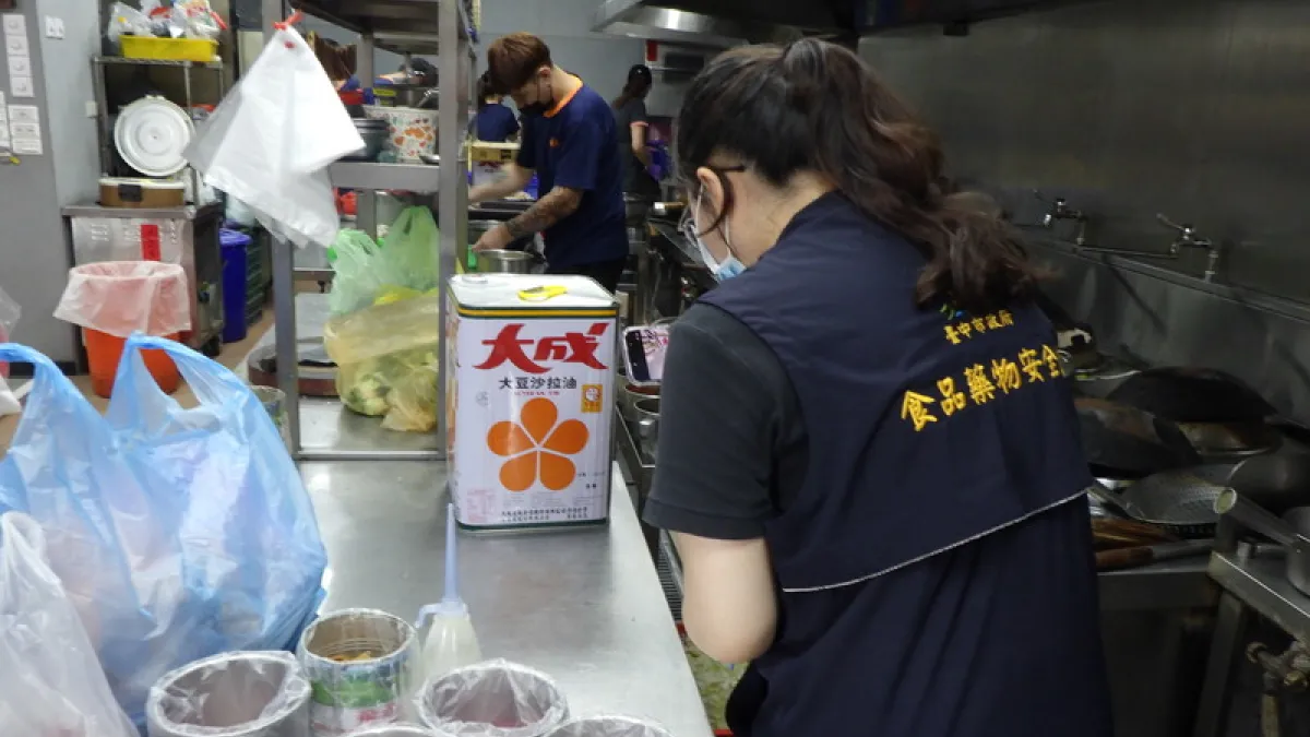 問題油延燒 台中市府再公布第3層下游業者 中聯油品致癌物超標案延燒,台中市政府持續稽查問題油品流向,9日再公布20家曾使用或進貨問題油品的第3層下游業者。圖為市府人員稽查情形。(民眾提供)中央社記者趙麗妍傳真115年7月9日