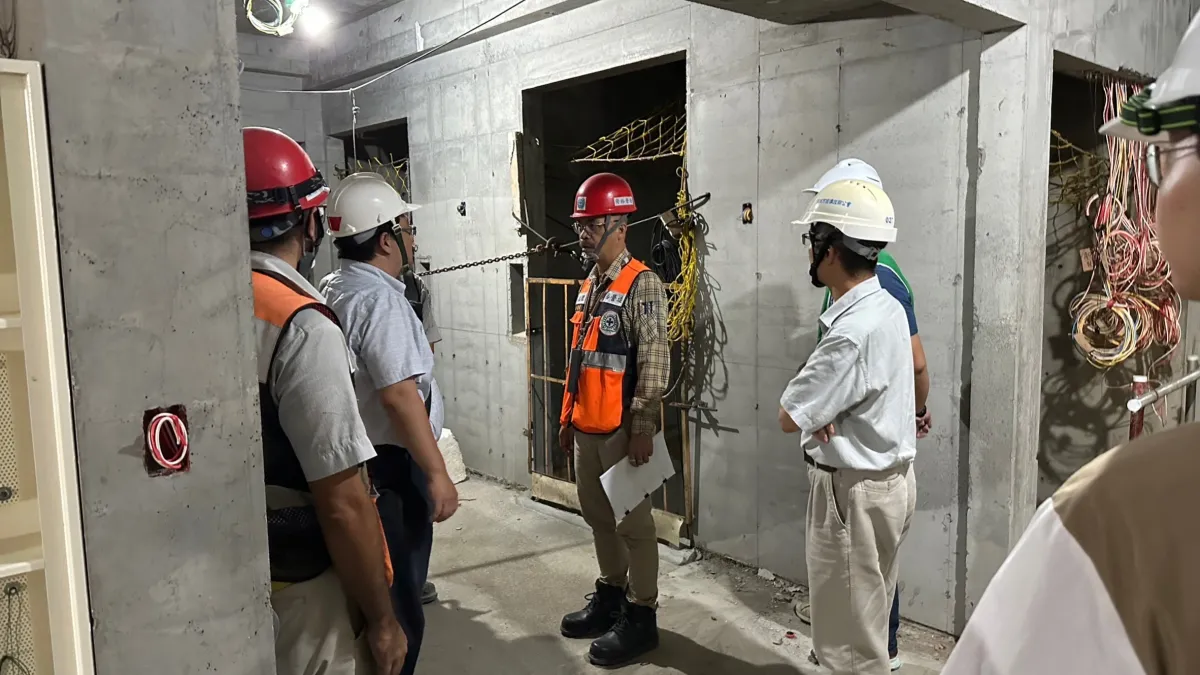 工務局要求所有民間建築工地對於側溝清淤及周邊環境、施工架、防塵網、廣告帆布固著、變電箱漏電進行檢視。(圖/高雄市工務局提供)