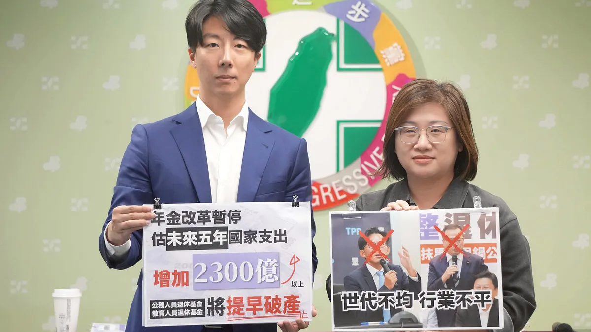 民進黨22日由立委陳培瑜、發言人吳崢召開「國民黨迷途知返 年改莫走回頭路」記者會。(民進黨提供) 民進黨22日由立委陳培瑜、發言人吳崢召開「國民黨迷途知返 年改莫走回頭路」記者會。(民進黨提供)