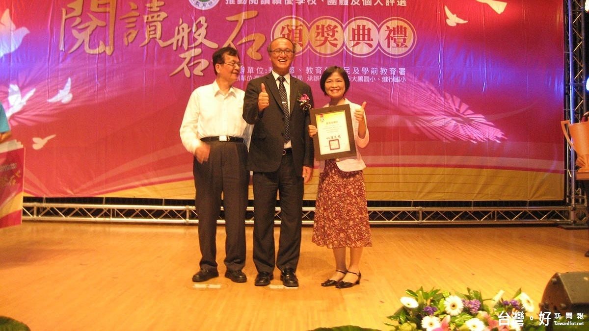 書香擴散至鄰里 高市圖橋頭分館榮獲教部閱讀磐石獎 書香擴散至鄰里 高市圖橋頭分館榮獲教部閱讀磐石獎