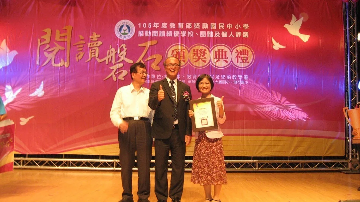 書香擴散至鄰里 高市圖橋頭分館榮獲教部閱讀磐石獎