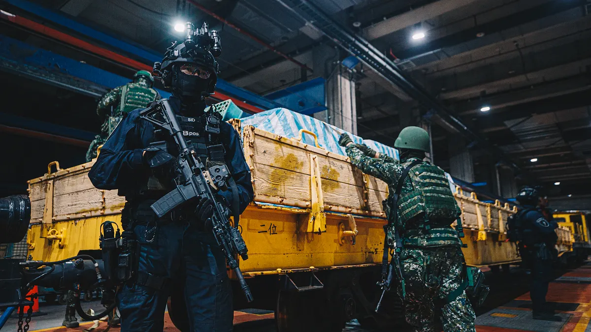 漢光41號演習被外媒評論民防部分像表演,不過看在軍方人士眼中,有兩大想定才是真正脫離戰場現實的想像。(資料照,軍聞社提供) 漢光41號演習被外媒評論民防部分像表演,不過看在軍方人士眼中,有兩大想定才是真正脫離戰場現實的想像。(資料照,軍聞社提供)