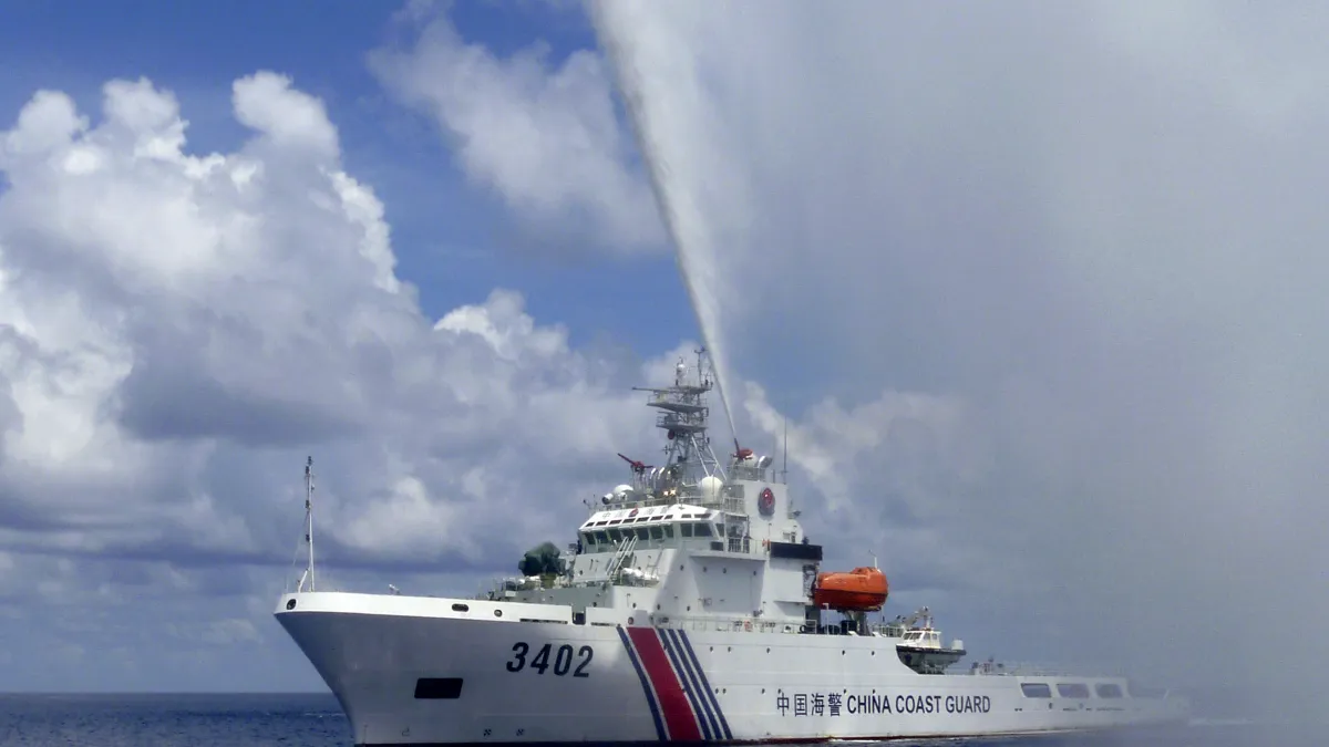 南海主權爭議,中國海警船艦向菲律賓船艦噴水示威(美聯社)