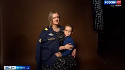 一名俄羅斯士兵的妻子披著他的制服拍照
