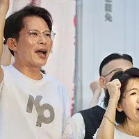 民衆党主席黄国昌(左)、前民衆党主席柯文哲夫人陳珮琦(右)が「民主蜂起!罷免阻止で勝利を 台湾の勝利を」活動に出席し、黄国昌は頼政権が柯文哲に投票通知書を送付しながら投票させないことを痛烈に批判した。(柯承惠撮影) 民衆党主席黄国昌(左)、前民衆党主席柯文哲夫人陳珮琦(右)が「民主蜂起!罷免阻止で勝利を 台湾の勝利を」活動に出席し、黄国昌は頼政権が柯文哲に投票通知書を送付しながら投票させないことを痛烈に批判した。(柯承惠撮影)