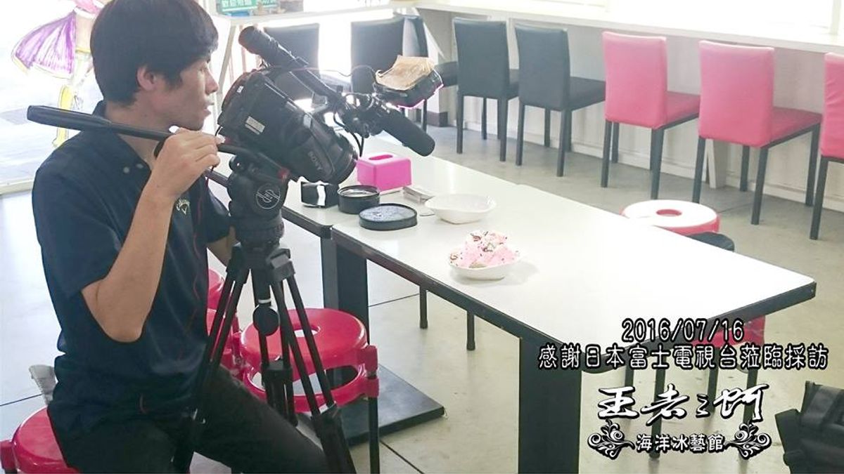 日富士電視台的綜藝節目介紹台灣人愛用日文做招牌吸客,嘲諷手法引起不少網友不滿,還傳出節目為了效果造假。(圖/王功 王者之蚵海洋冰藝館@facebook) 日富士電視台的綜藝節目介紹台灣人愛用日文做招牌吸客,嘲諷手法引起不少網友不滿,還傳出節目為了效果造假。(圖/王功 王者之蚵海洋冰藝館@facebook)