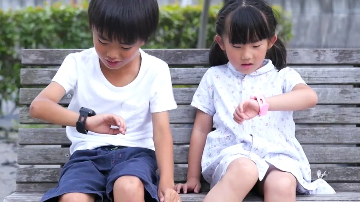 許多家長為了掌握孩子行蹤,為兒童購入智慧手錶,但德國聯邦網路局卻警告有隱私疑慮。(示意圖非本人/翻攝自youtube) 許多家長為了掌握孩子行蹤,為兒童購入智慧手錶,但德國聯邦網路局卻警告有隱私疑慮。(示意圖非本人/翻攝自youtube)